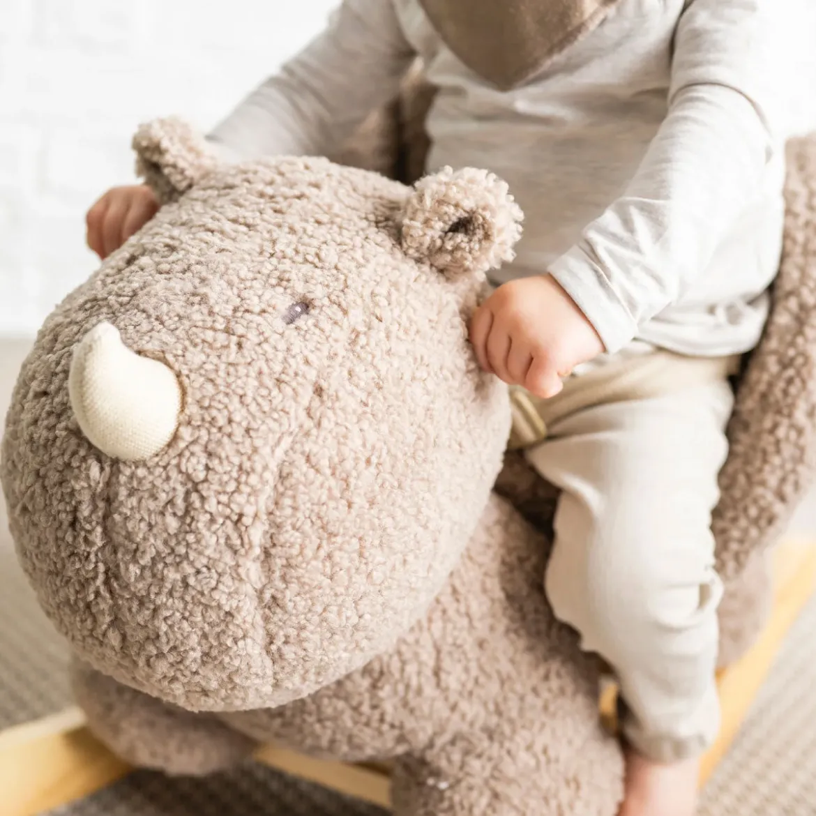 dondolo rinoceronte taupe in legno e peluche - 60x30x45cm