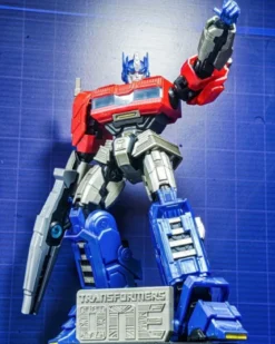 transformers - action edition 04 - g2 optimus prime - light-up eyes